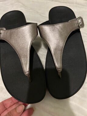 Fitflop Lulu toe post thong sandals pewter metallic Size 6